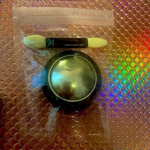 Silver eyeshadow with a applicator to apply it on